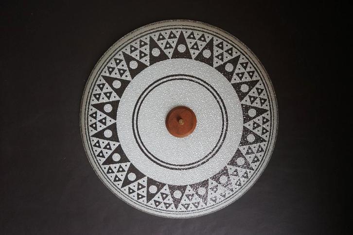 vintage '60/'50 schaal plafondlamp reliëf glas teak messing, Huis en Inrichting, Lampen | Plafondlampen, Zo goed als nieuw, Glas