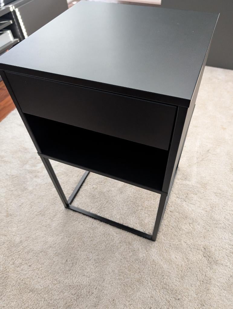 Zwart IKEA nachtkastje (VIKHAMMER) – zo goed als nieuw, Ophalen, Zo goed als nieuw, Minder dan 45 cm, Minder dan 55 cm