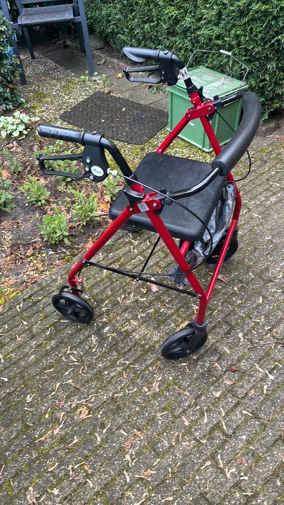 Rollator met zitting en tas afsluitbaar, Ophalen, Zo goed als nieuw
