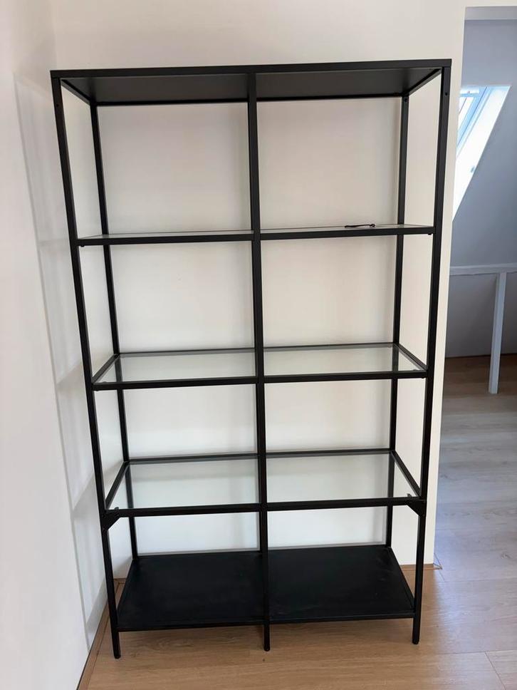 Ikea Vittsjö Zwart Stellingkast Vitrinekast -Metaal met glas, Huis en Inrichting, Kasten | Stellingkasten, Zo goed als nieuw, Ophalen
