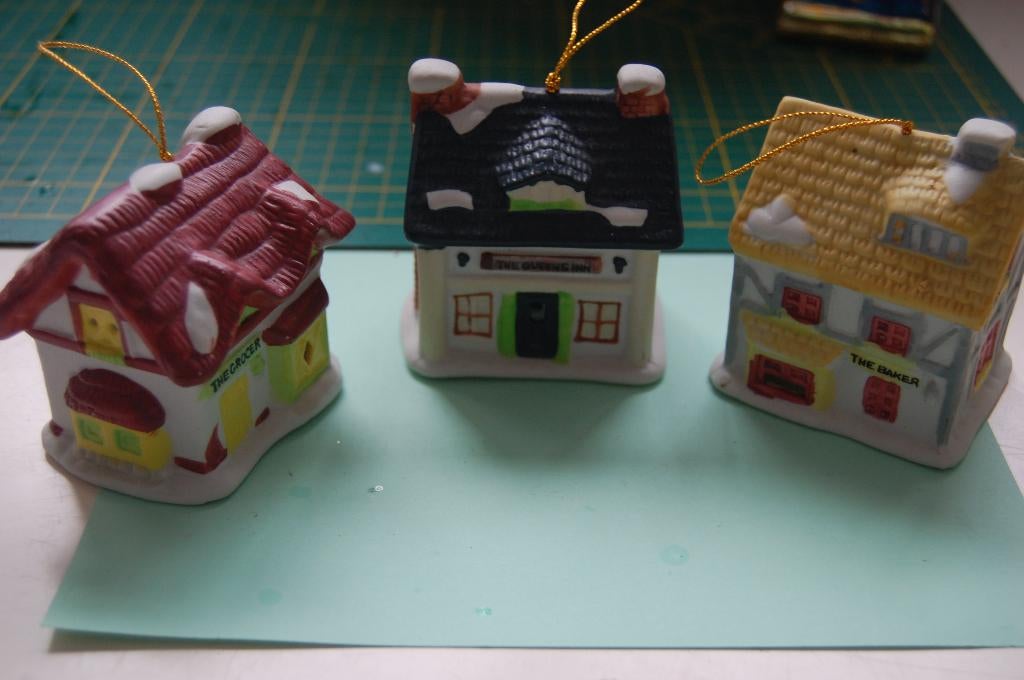 3 KERSTHUISJES van steen, Diversen, Kerst, Ophalen of Verzenden, Zo goed als nieuw