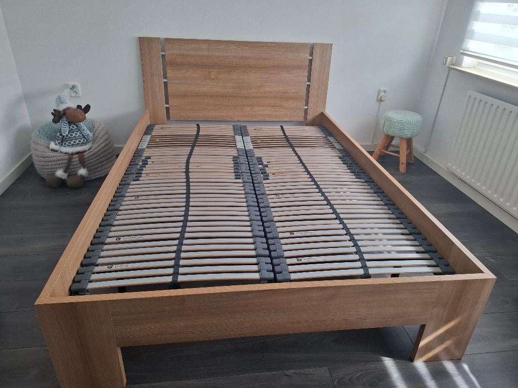 Bed, Huis en Inrichting, Slaapkamer | Bedden, Ophalen, Bruin, 140 cm, Zo goed als nieuw