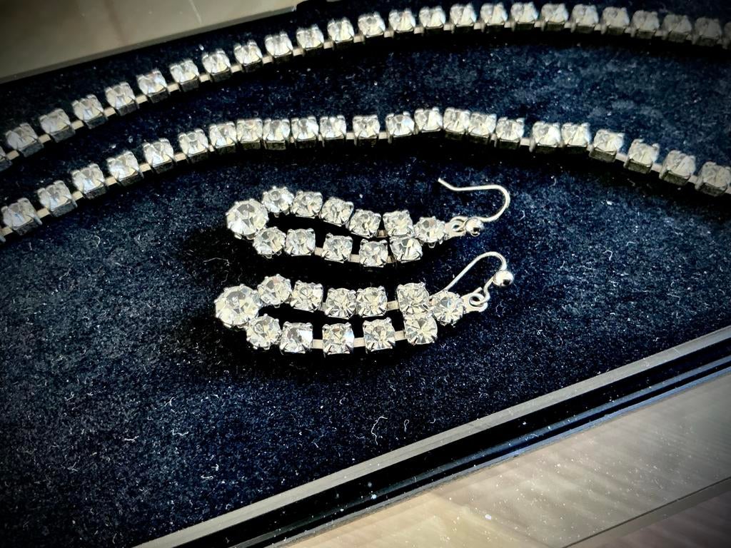 Strass ketting en oorbellen set - 1x gedragen, Overige materialen, Ophalen of Verzenden, Zo goed als nieuw, Zilver