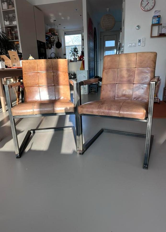 Set van 2 Goossens Leren Fauteuils –Industriële Stalen Frame, Huis en Inrichting, Fauteuils, Gebruikt, Leer, 50 tot 75 cm, 75 tot 100 cm