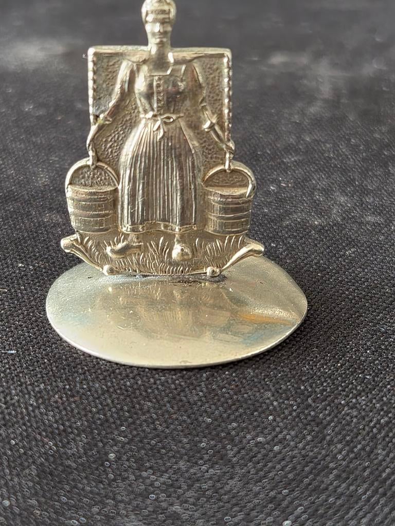 Zilveren Melk Meisje 3.5 cm H. met Zilver Keur, Ophalen of Verzenden