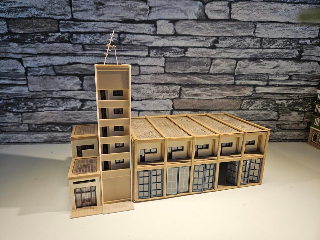 Brandweerkazerne met garage N spoor trein 1:160, Overige merken, Gebruikt, Gelijkstroom of Wisselstroom, Brug, Tunnel of Gebouw