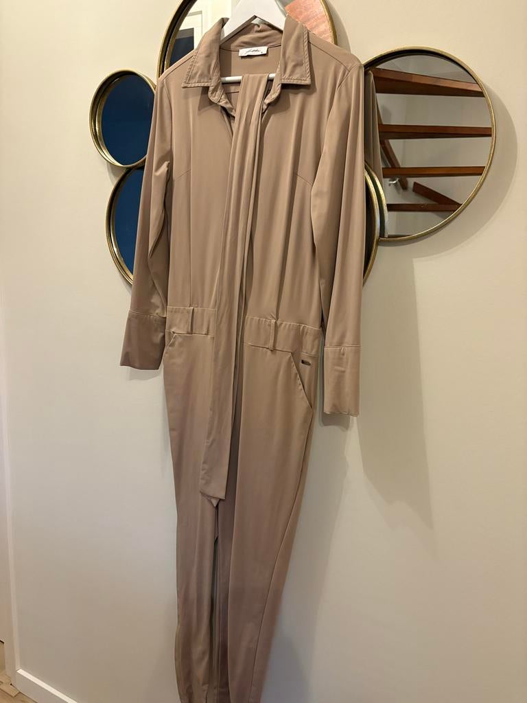 Ambika jumpsuit - Maat M - Beige, Kleding | Dames, Jumpsuits, Ophalen of Verzenden, Zo goed als nieuw, Maat 38/40 (M), Beige
