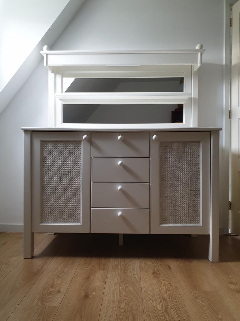 Witte houten commodekast met webbing deuren en spiegels, Ophalen, Zo goed als nieuw