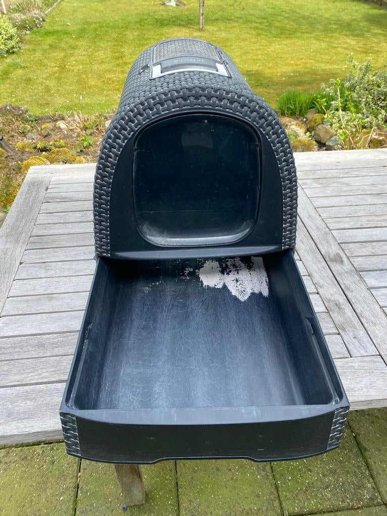 Zwarte Curver kattenbak, Ophalen