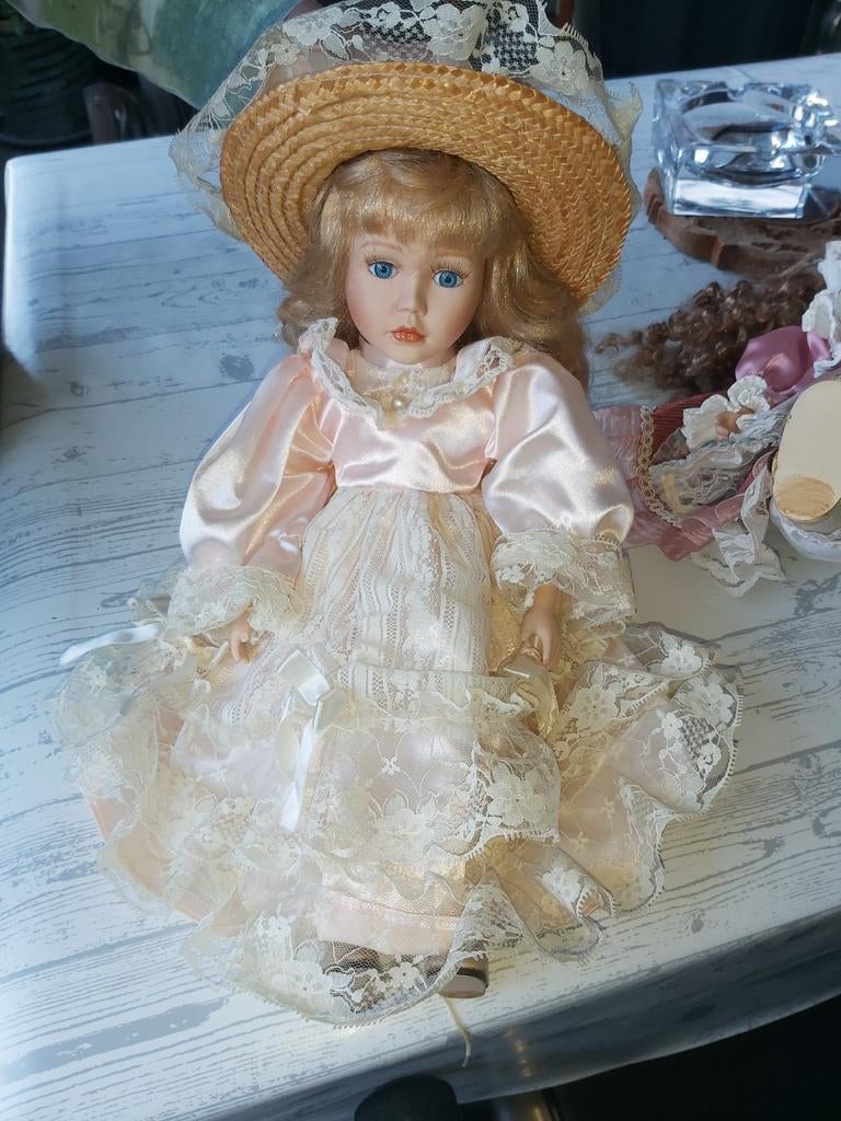 Porseleinen Pop Met Roze Jurkje En Hoed., Ophalen of Verzenden, Zo goed als nieuw, Pop