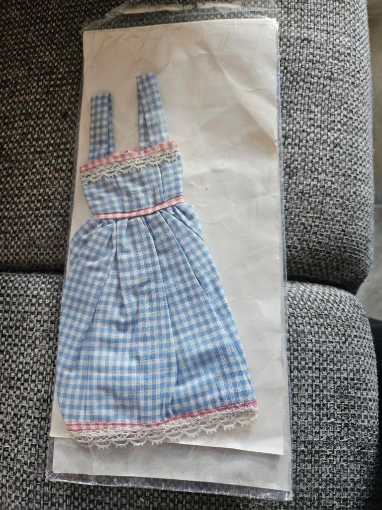 Barbie oud jurkje blauw geruit met kant, Verzamelen, Poppen, Ophalen of Verzenden, Zo goed als nieuw