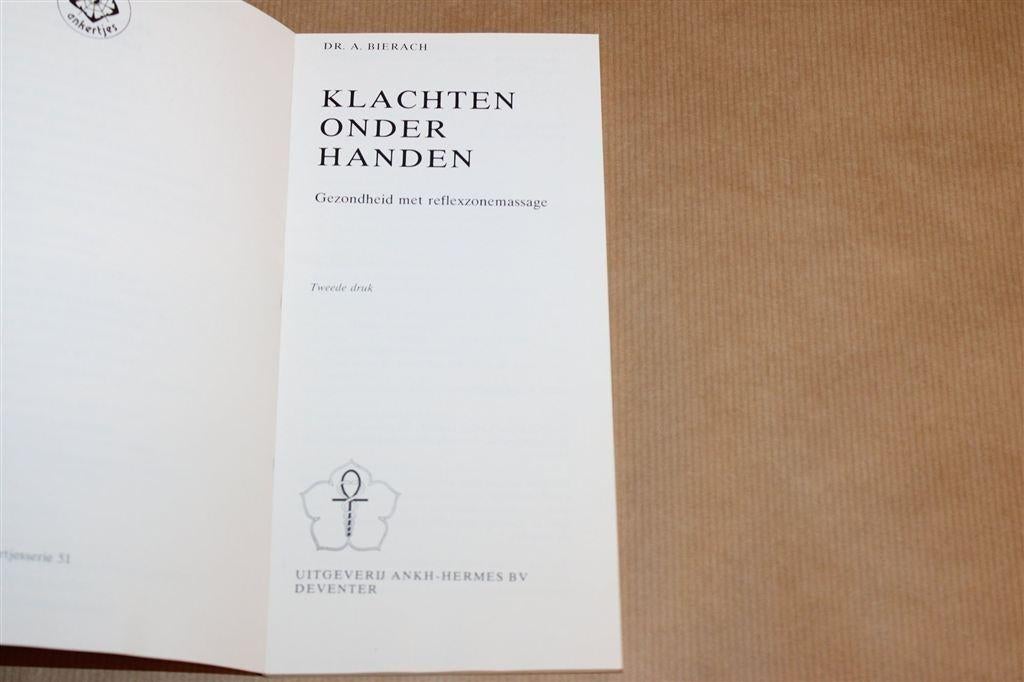 Klachten onder Handen — Reflexzonemassage Gezondheid 1981, Ophalen of Verzenden, Gelezen, Overige onderwerpen, Achtergrond en Informatie