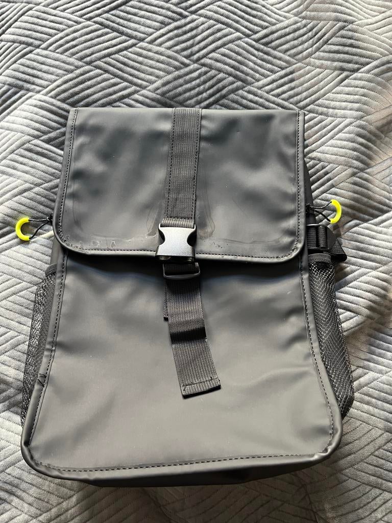 Zwarte rugzak - zo goed als nieuw, 25 tot 40 cm, Ophalen of Verzenden, Zo goed als nieuw, Waterdicht