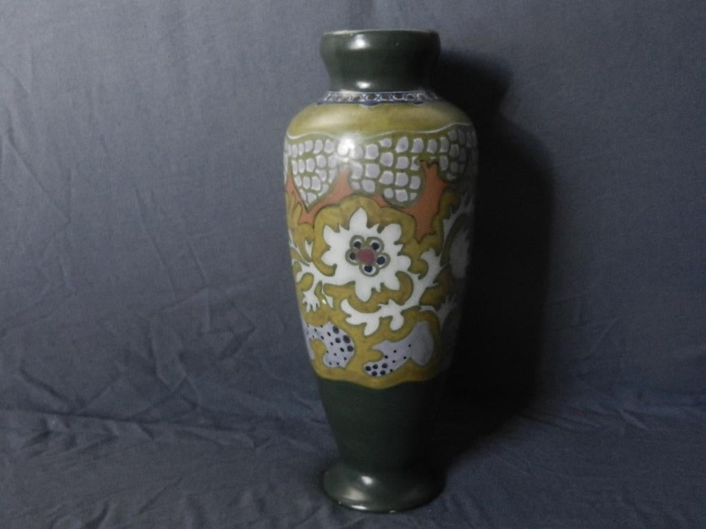 Plateel vaas decor Medal , Arnhemse Fayencefabriek, h. 31,4, Antiek en Kunst, Ophalen of Verzenden