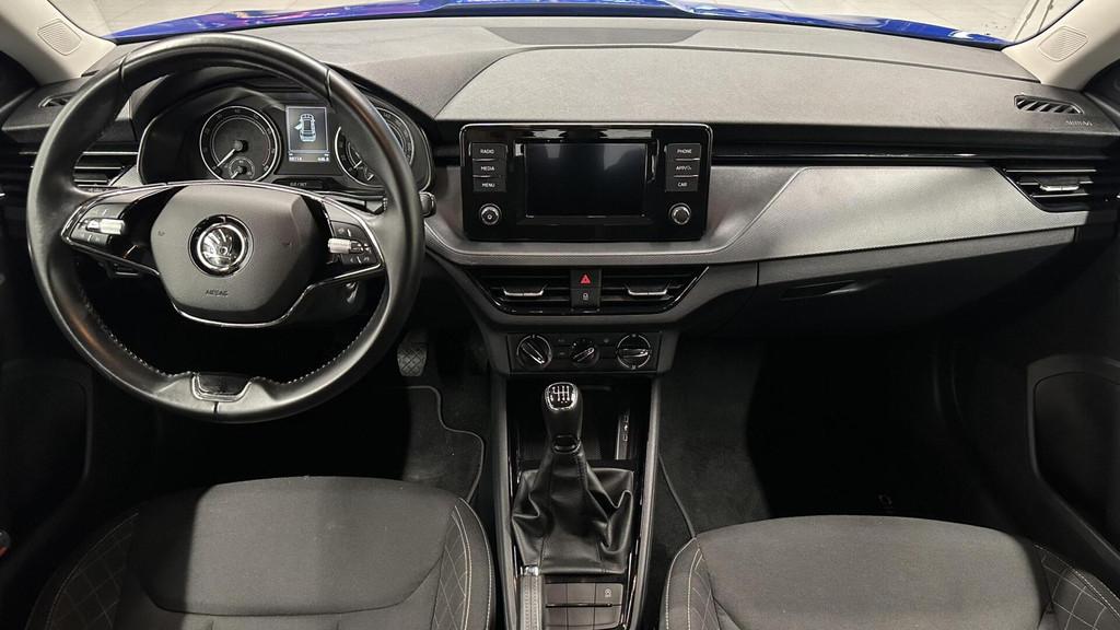 Skoda Kamiq 1.0 TSI Ambition CAMERA CARPLAY LED CRUISE DAB., Auto's, Skoda, Stof, Gebruikt, Met garantie (alle), Blauw