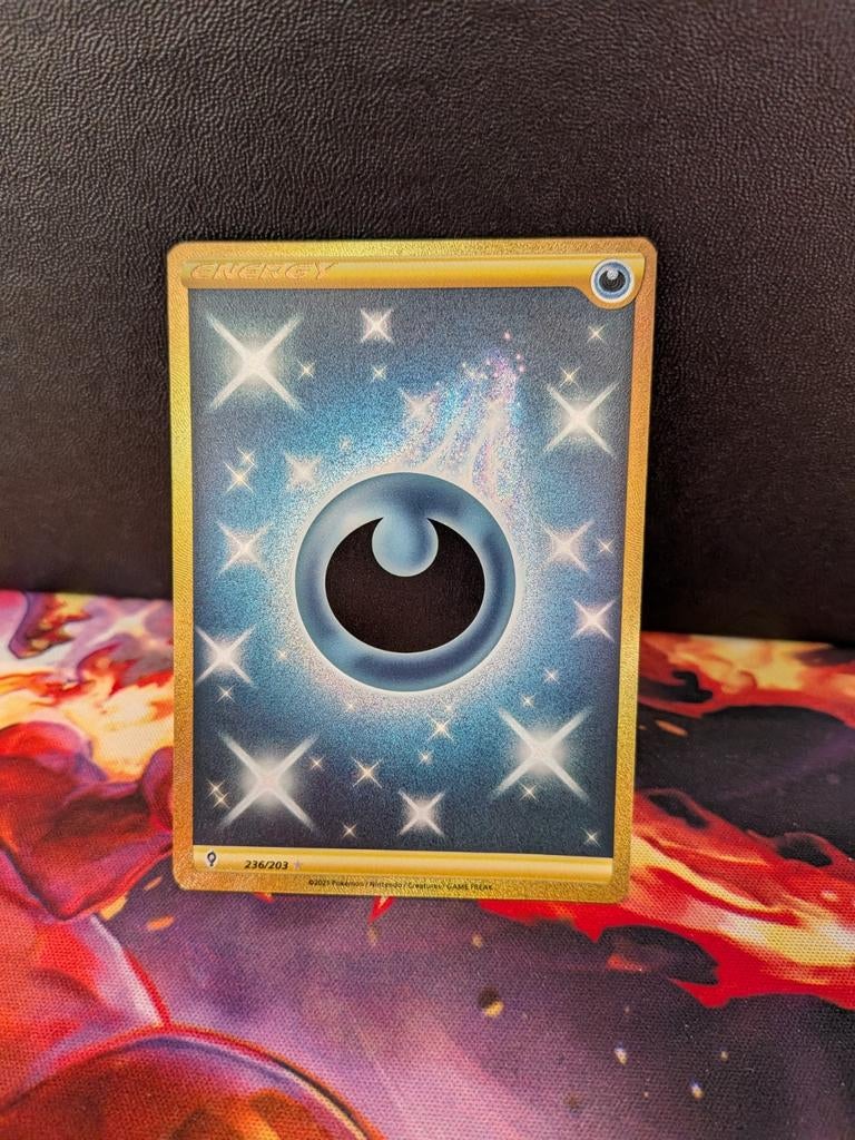 Darkness Energy #236 Pokemon Evolving Skies, Ophalen of Verzenden, Zo goed als nieuw, Losse kaart, Foil