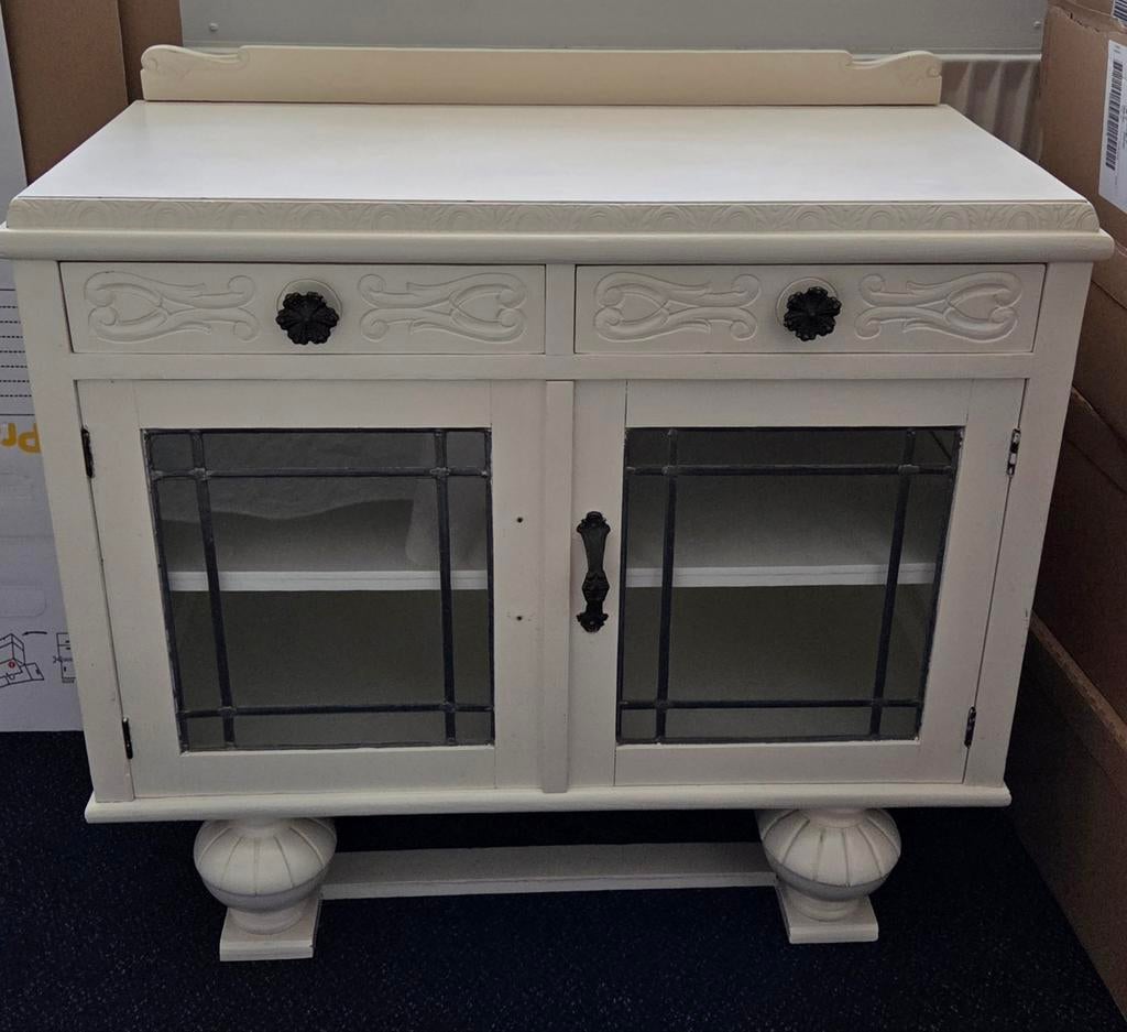 Theekastje met glas in lood raampjes, Ophalen