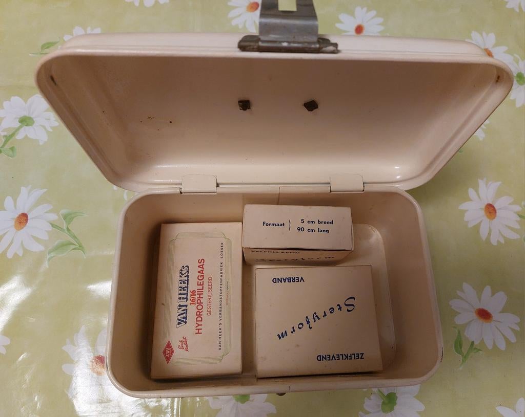 Brocante  medicijn trommel met inhoud., Antiek en Kunst, Ophalen of Verzenden