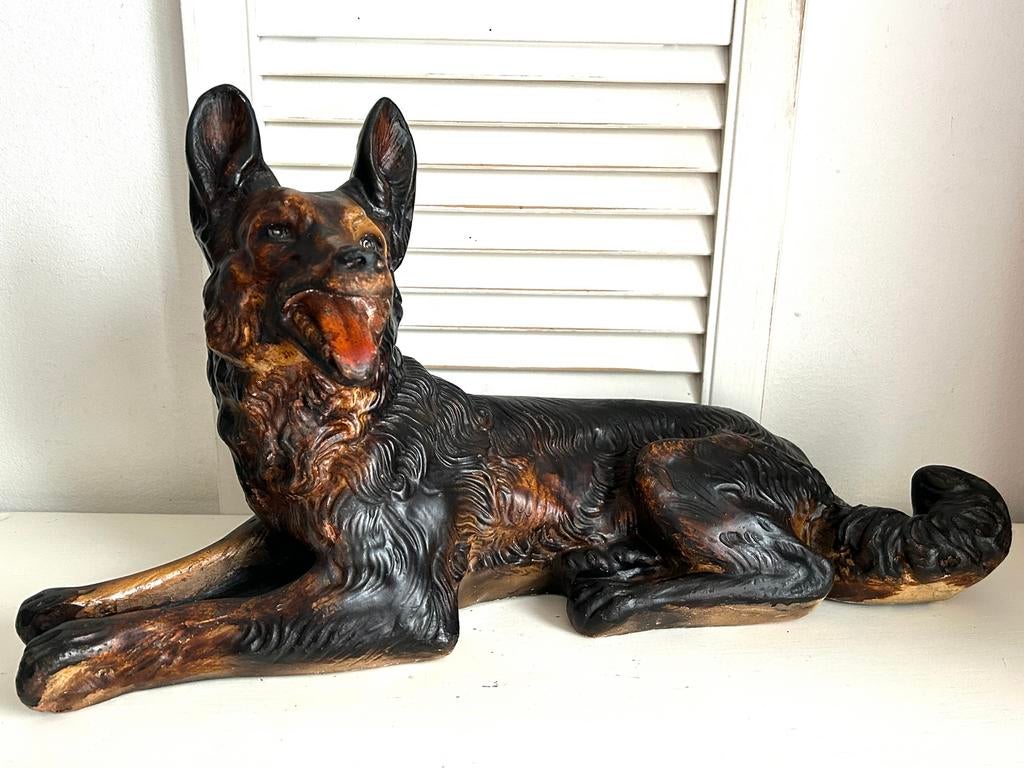 Antiek Frans beeld liggende herdershond 15 euro, Antiek en Kunst, Ophalen, Art deco, Gips, Beeld