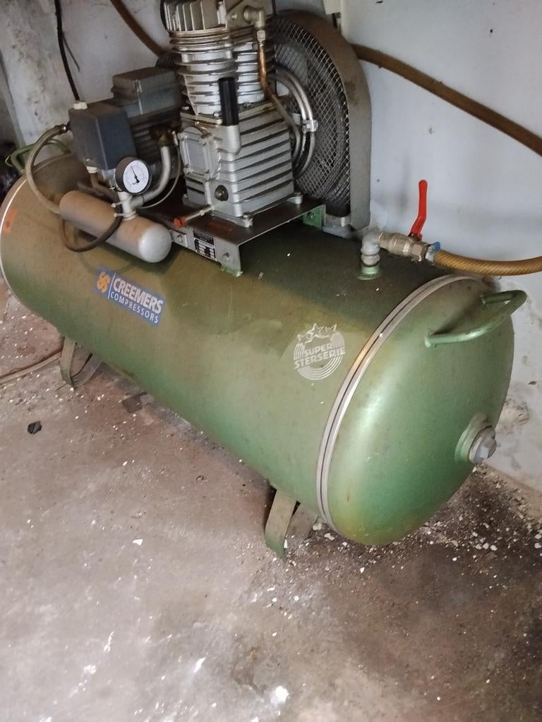 Grote compressor Cremers, Doe-het-zelf en Verbouw, Compressors, 100 liter of meer, Ophalen, Gebruikt