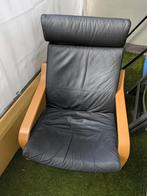 Comfortabele fauteuil met houten frame en zwart kussen, Huis en Inrichting, Stoelen, Ophalen, Gebruikt, Zwart, Modern comfort