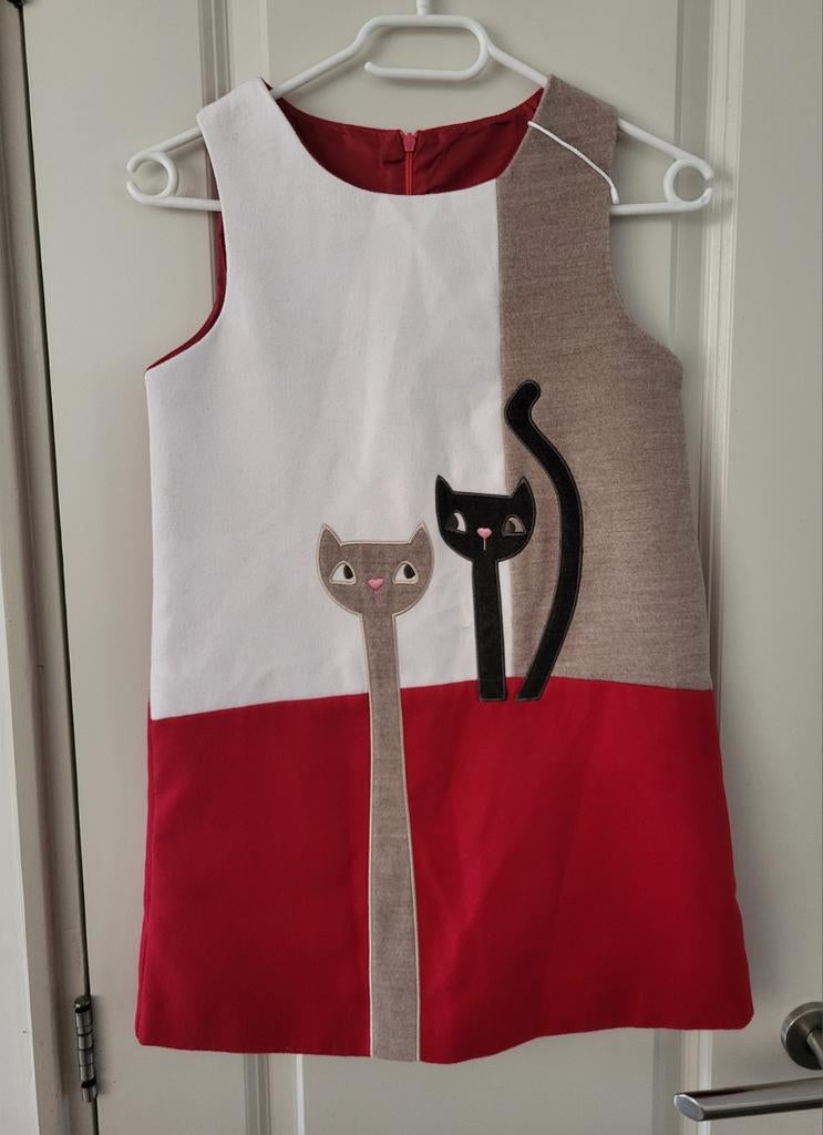 Nieuw jurk met poezen poes kat rood beige creme wit 140, Ophalen of Verzenden, Nieuw, Meisje, Jurk of Rok
