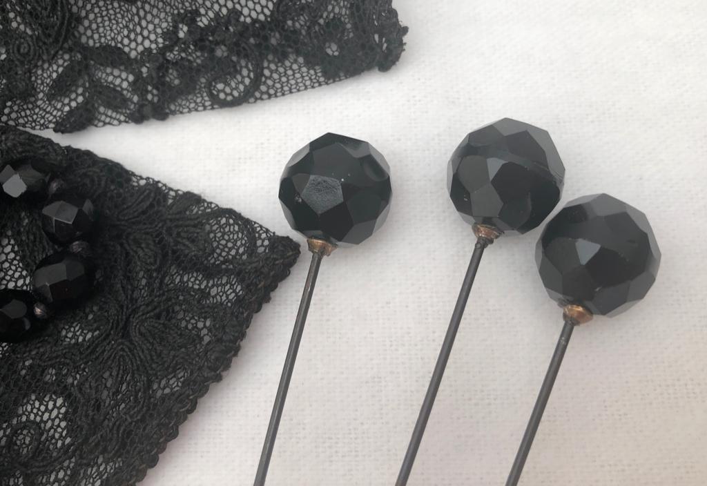 3 Lange  Git -hoedenspelden -  Klederdracht Rouwsieraad, Sieraden, Tassen en Uiterlijk, Antieke sieraden, Overige typen, Overige materialen