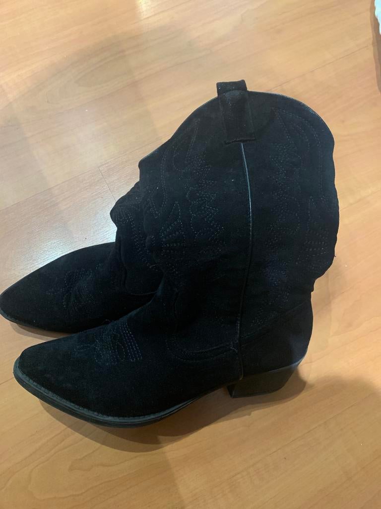 Zwarte nep suède laarzen - halfhoog - maat 39, Kleding | Dames, Schoenen, Ophalen of Verzenden, Gedragen, Zwart, Lage of Enkellaarzen