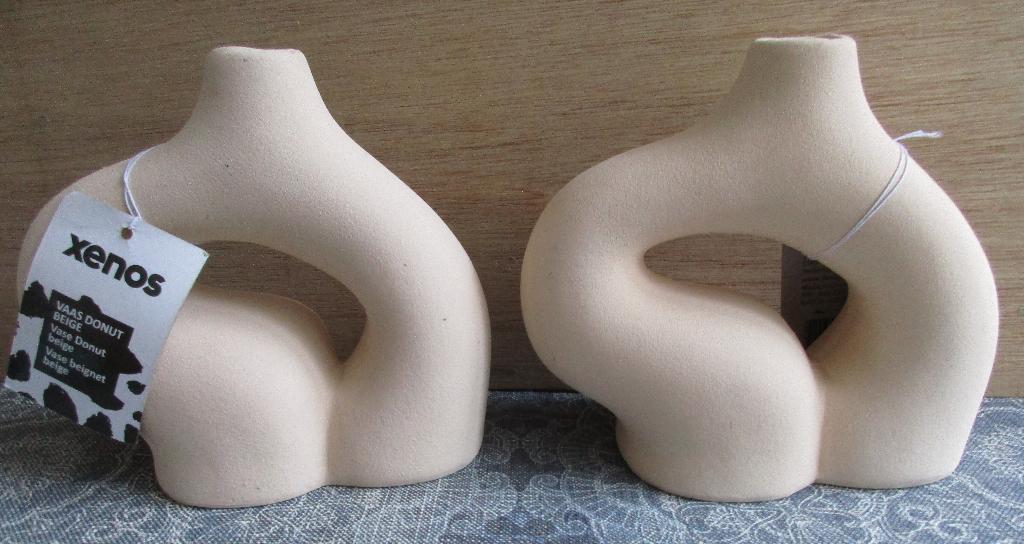 vaas DONUT beige - 15 cm hoog - nieuw - steen  -3,00 p stuk, Huis en Inrichting, Overige kleuren, Aardewerk of Porselein, Nieuw
