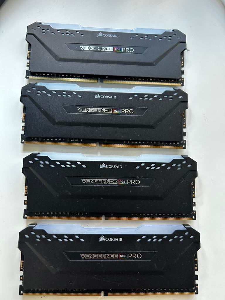 Corsair Vengeance (4x8gb) RGB Pro, Computers en Software, RAM geheugen, Ophalen, 32 GB, DDR4, Zo goed als nieuw