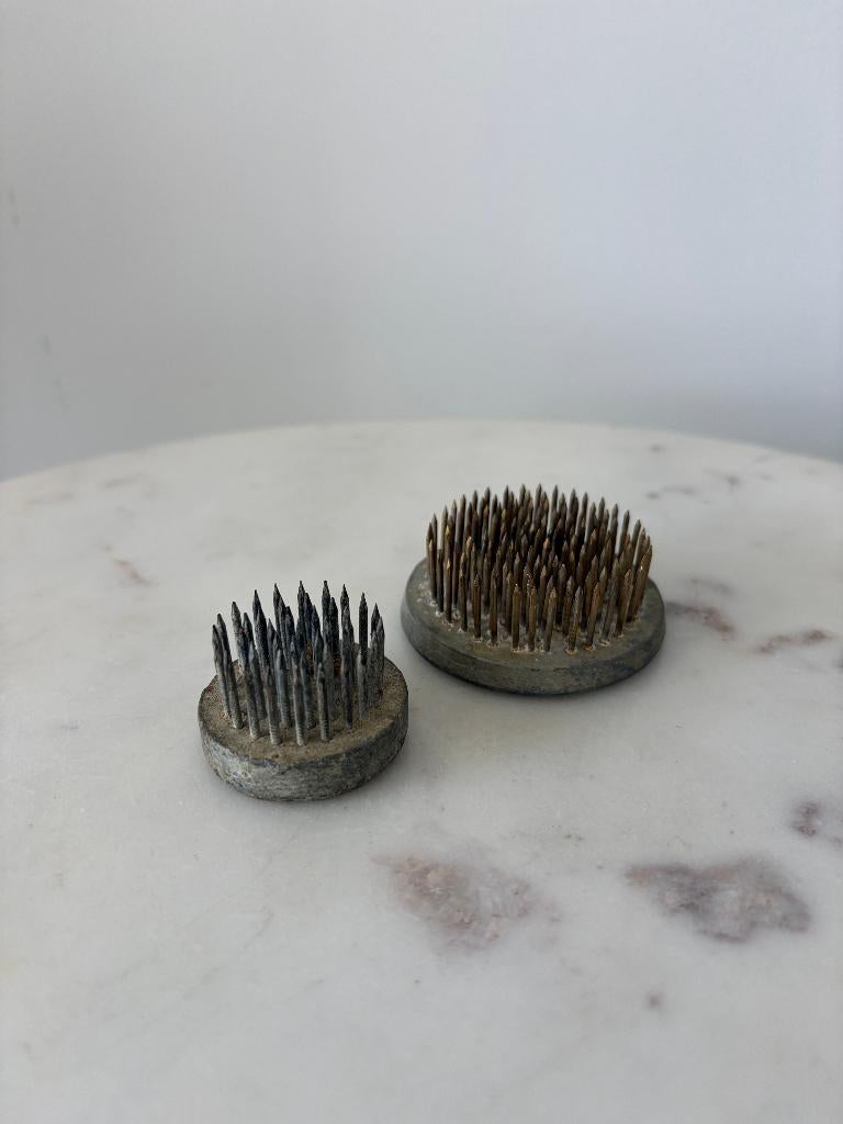 Vintage kenzan bloemenprikkers set metaal bloemschikken, Gebruikt, Minder dan 30 cm, Rond, Ophalen of Verzenden