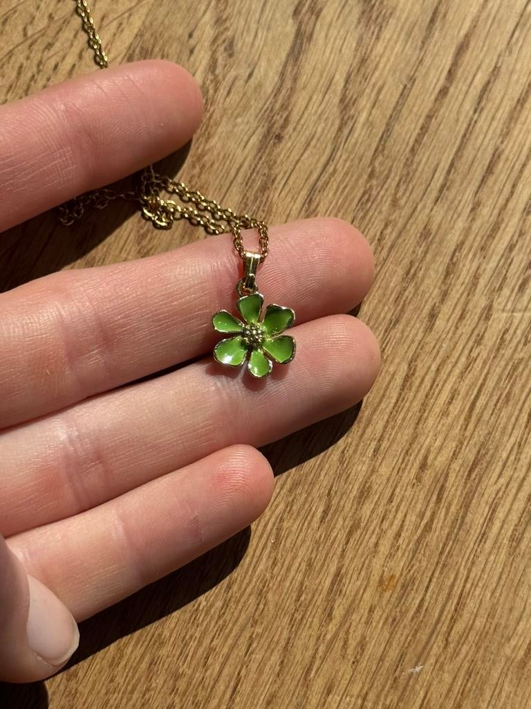 Anna + Nina ketting | goudkleurig met groene bloem | nieuw, Met hanger, Nieuw, Ophalen of Verzenden, Goud