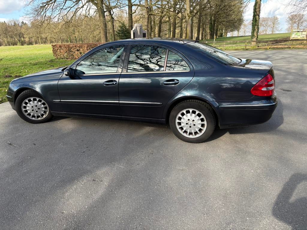 Mercedes-Benz 200 E Kompressor Benzine Sedan Donkerblauw, Auto's, Mercedes-Benz, Automaat, 4 cilinders, Particulier, Dealer onderhouden