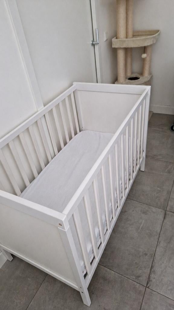 SUNDVIK Babybedje wit 60x120 cm, om te bouwen tot peuterbed, Ophalen, Gebruikt, Lattenbodem, Minder dan 140 cm