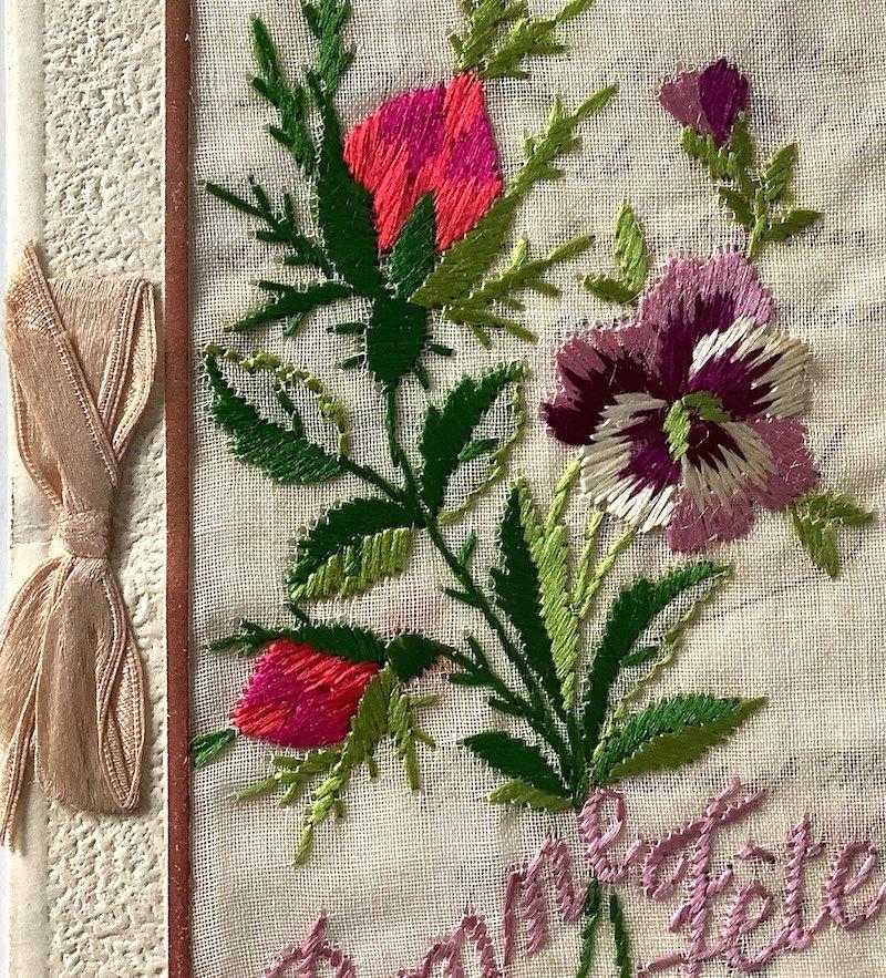 fr 1918 geborduurd boekje bloem paars viooltje knop, Verzamelen, Ansichtkaarten | Themakaarten, Verzenden, Voor 1920, Gelopen