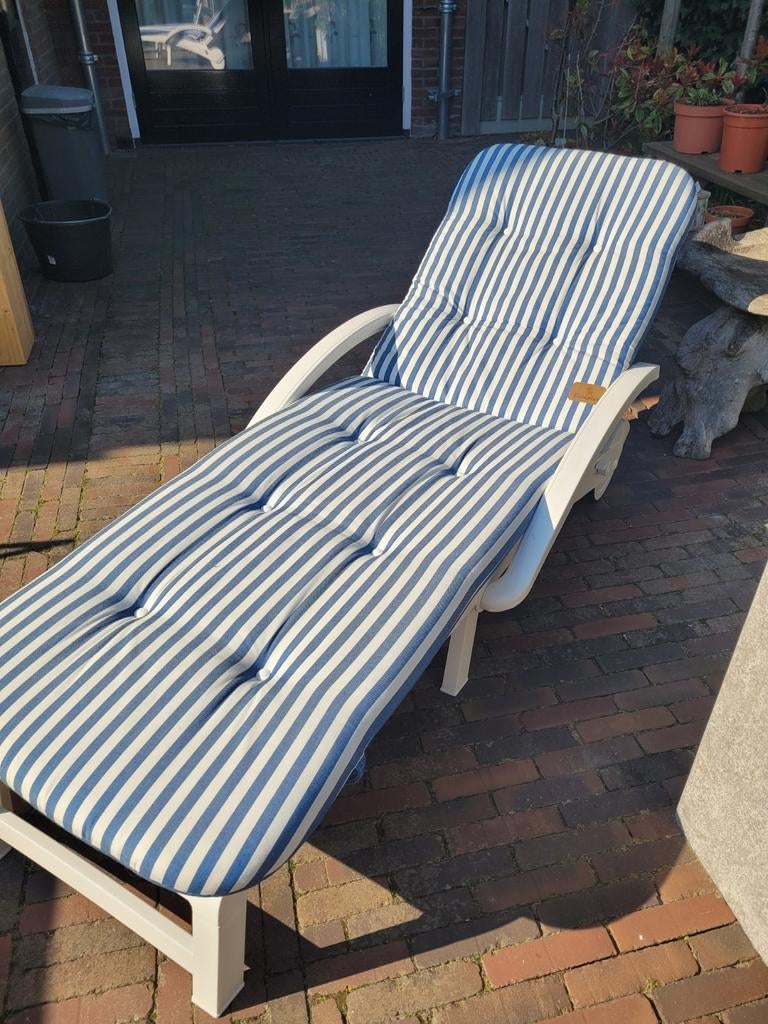 Hartman ligbed met gestreept kussen, Tuin en Terras, Ligbedden, Ophalen