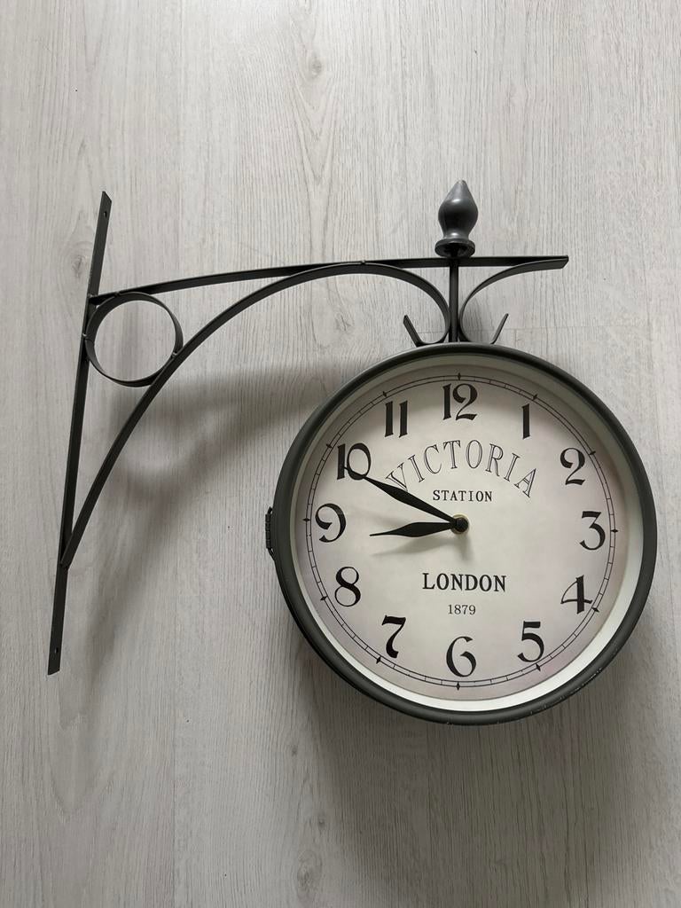 Victoria Station London wandklok, Ophalen
