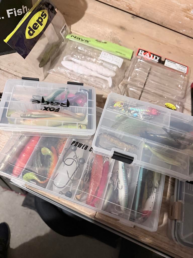 Bakkan met goed kunstaas, en megabass boxen, Ophalen of Verzenden, Gebruikt, Kunstaas