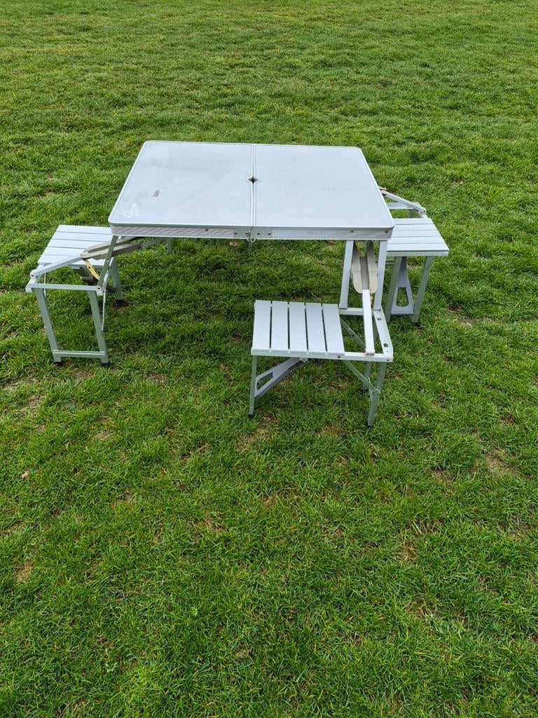 Campingtafel met bankjes voor ook de zwaardere personen., Caravans en Kamperen, Ophalen, Gebruikt, Campingtafel