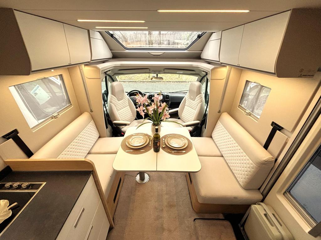 Adria Matrix Plus 670 DC QUEENSBED + HEFBED FACE TO FACE, Fiat, 7 tot 8 meter, Bedrijf, Adria