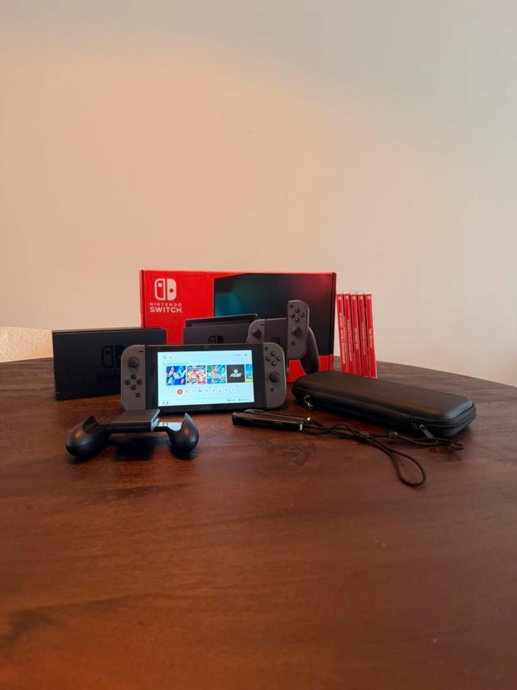Nintendo Switch compleet met 5 spellen + accessoires, Spelcomputers en Games, Spelcomputers | Nintendo Switch, Zo goed als nieuw