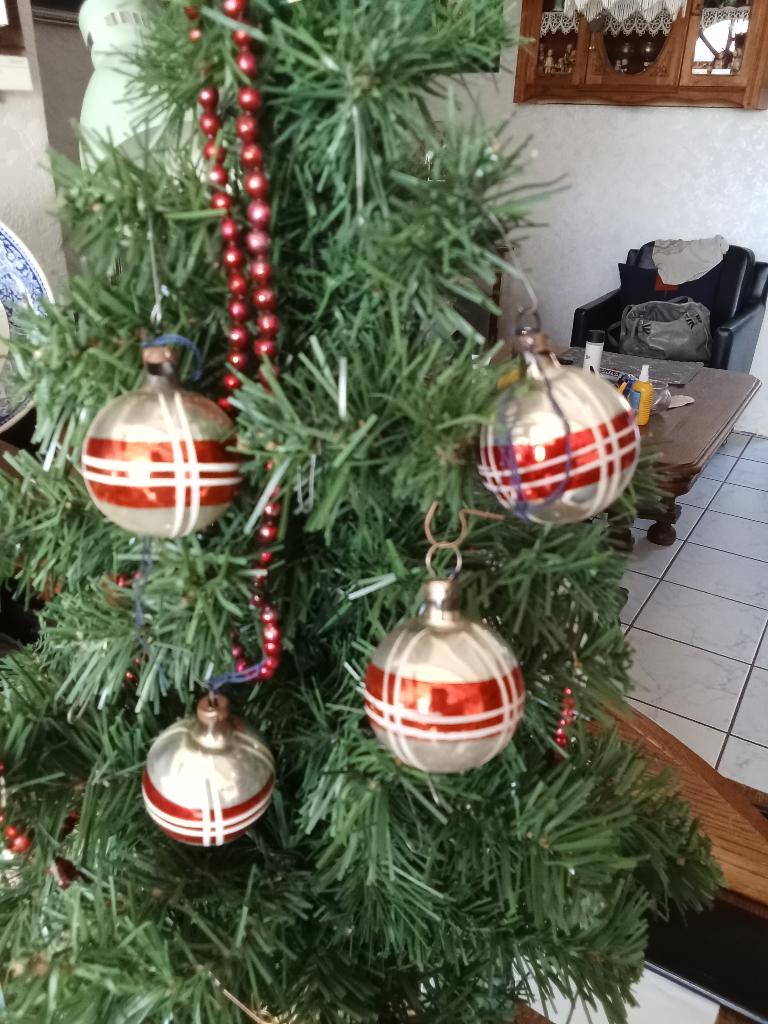 te koop 4 mooie oude glazen kerstballen zilver met rood, Diversen, Kerst, Ophalen of Verzenden, Gebruikt