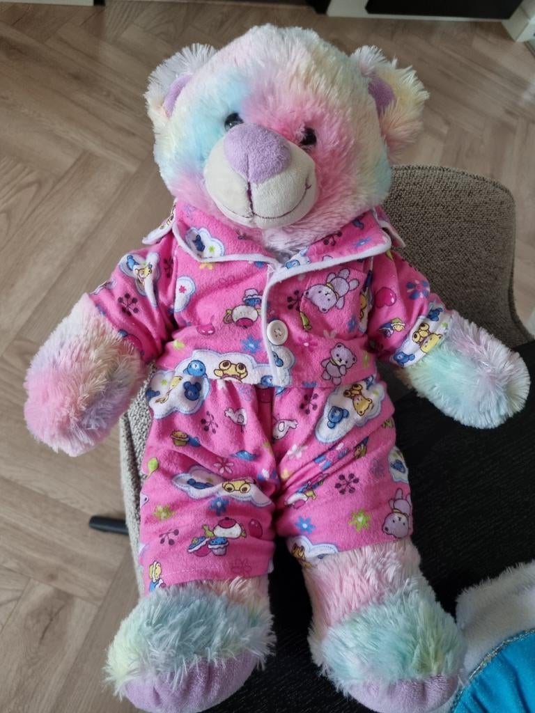 Regenboog Build a Bear met pyjama en winterjurk, Overige karakters, Beer, Ophalen of Verzenden, Zo goed als nieuw