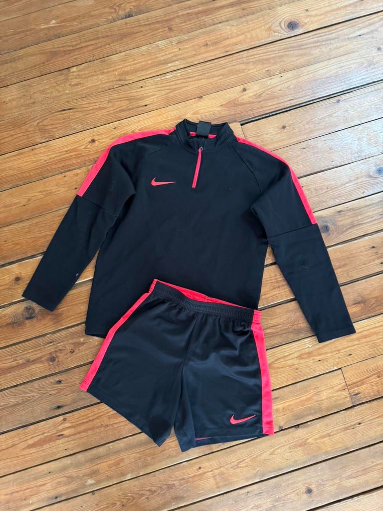 Nike setje maat 134 140, Ophalen of Verzenden, Zo goed als nieuw, Jongen of Meisje, Setje