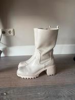 Beige laarsjes vierkante neus NA-KD, Beige, Lage of Enkellaarzen, Ophalen of Verzenden, Zo goed als nieuw