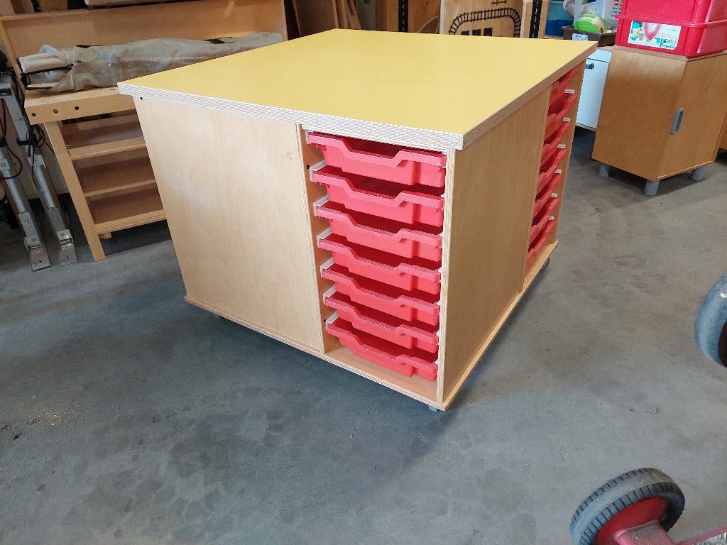 Klassehout verrijdbare speeltafel / knusteltafel met lades, Ophalen of Verzenden, Zo goed als nieuw