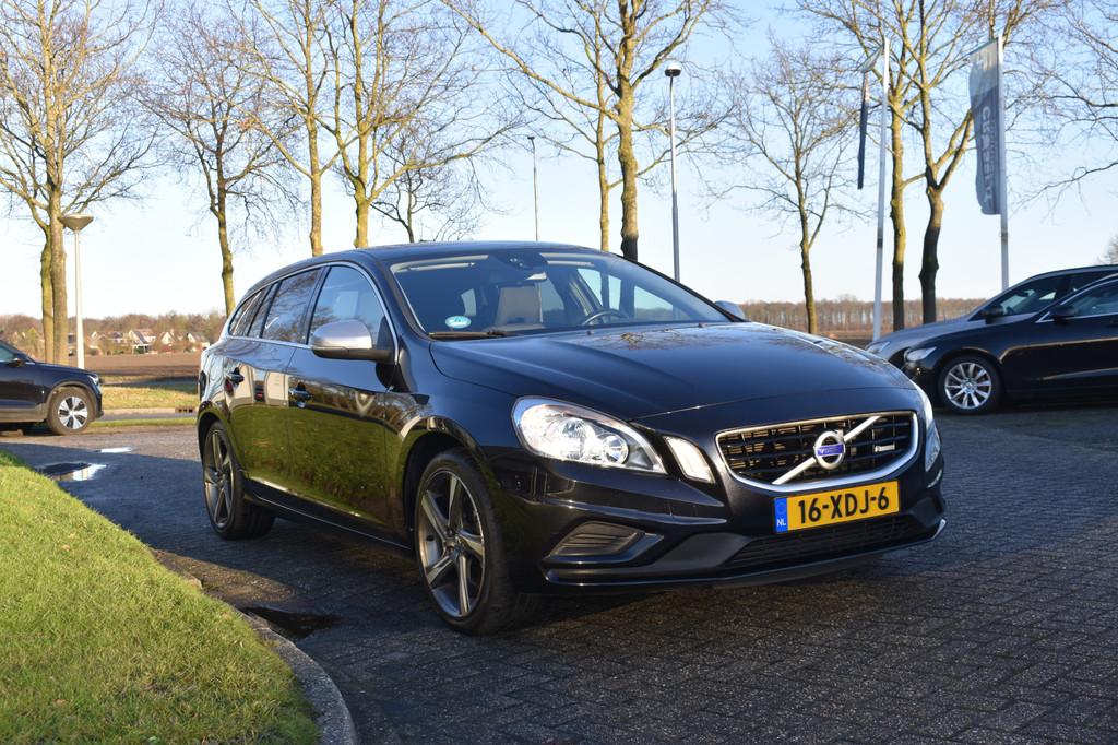 Volvo V60 T3 180PK R-Design | Polestar | 18" LMV | Getint gl, Auto's, Volvo, Voorwielaandrijving, Gebruikt, Zwart, 4 cilinders