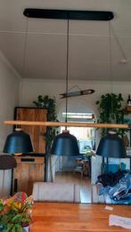 Moderne hanglamp met 3 zwarte kappen en houten balk, Ophalen of Verzenden, Zo goed als nieuw, 75 cm of meer, Hout