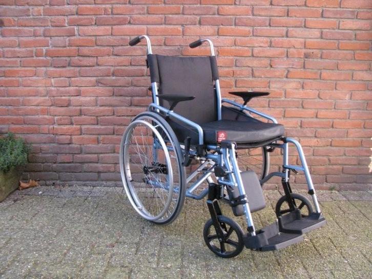 Revab Amara rolstoel 46cm arm & druksteunen zijn verstelbaar, Diversen, Rolstoelen, Zo goed als nieuw, Duwrolstoel, Inklapbaar