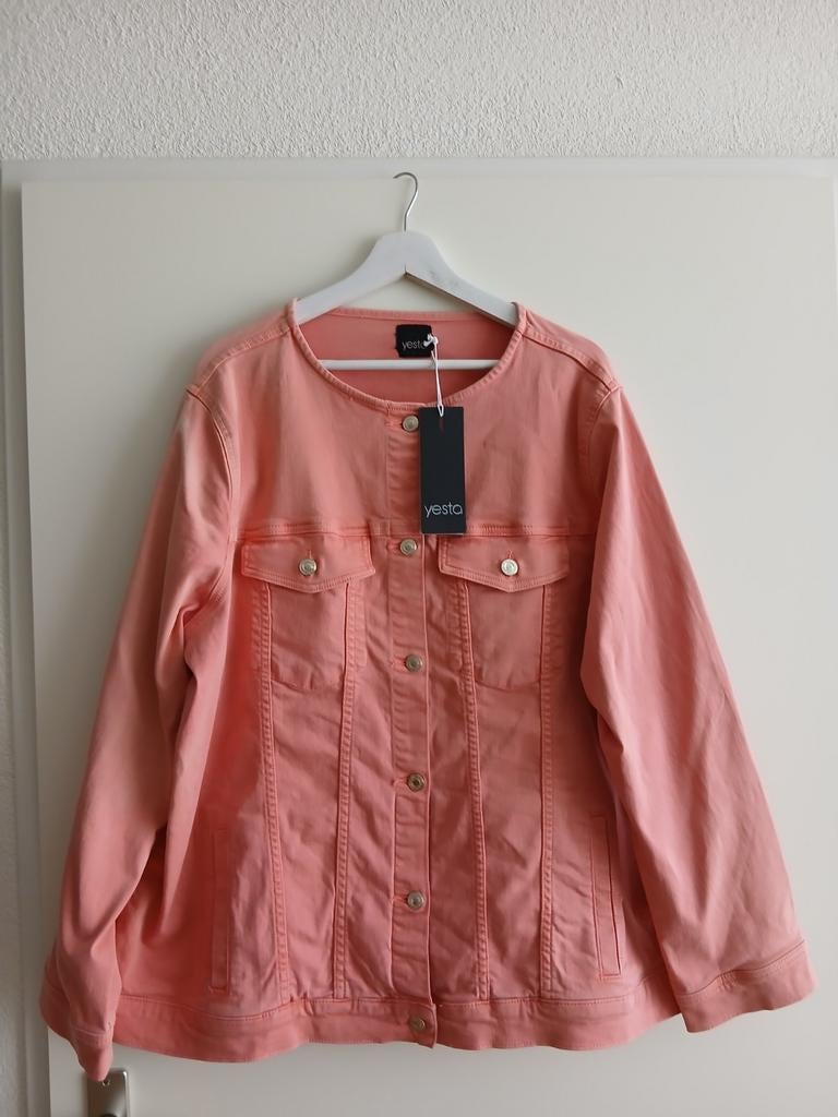 Prachtig denim jasje mét prijskaartje van YESTA. Maat 50., Kleding | Dames, Grote Maten, Verzenden, Roze, Jasje of Colbert, Nieuw